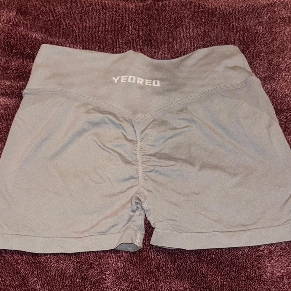 Gray Athletic Shorts with Elastic Waistband and Relaxed Fit